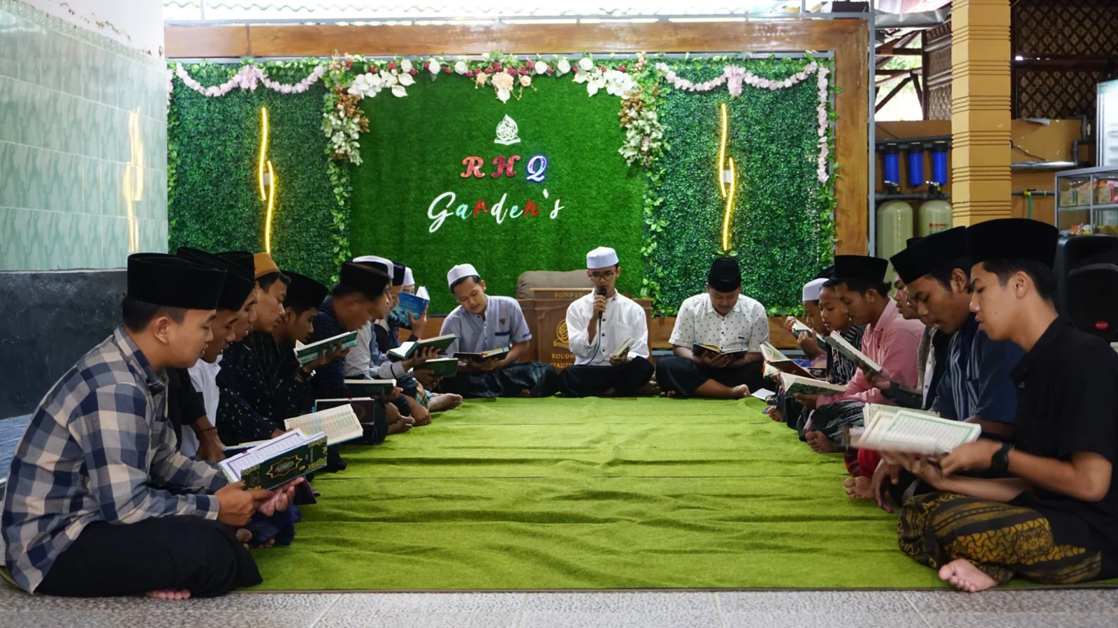 Wakaf Al-Qur’an dan Kitab untuk Para Penuntut Ilmu
